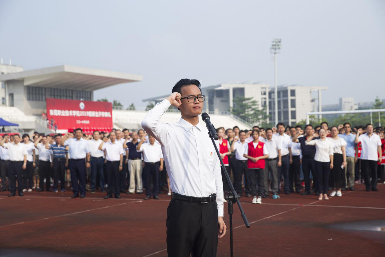 学生代表叶雯文带领全体师生向国旗宣誓