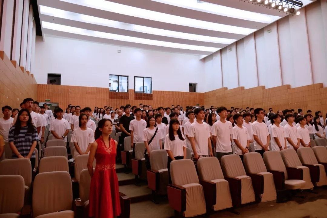 师生齐唱团歌