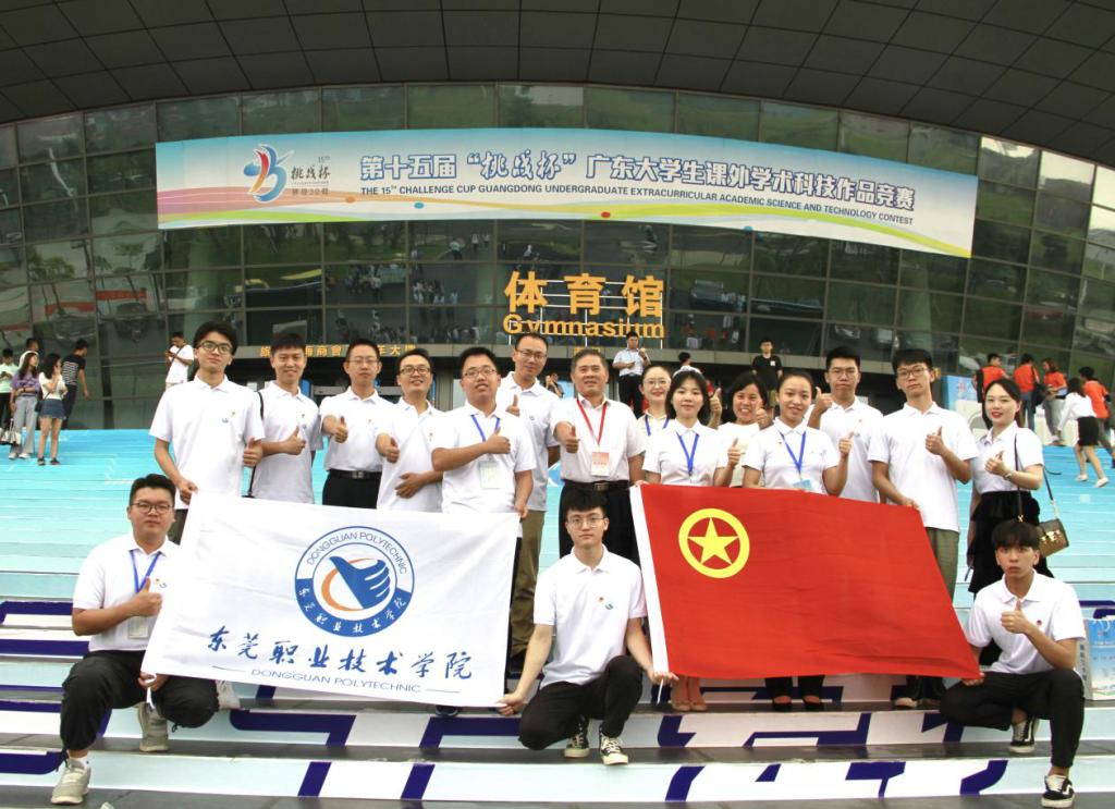 校党委副书记、纪委书记莫强与参赛师生合照