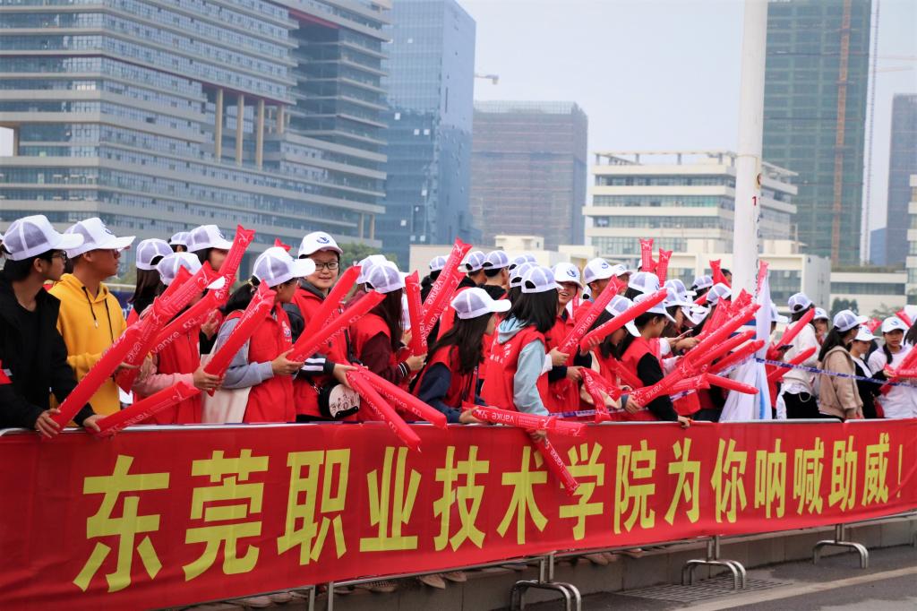 我校助威团为运动员加油呐喊