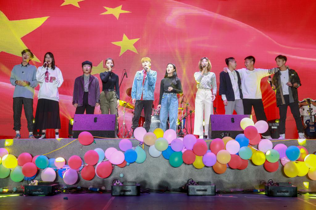 歌手齐唱主题曲“我和我的祖国”